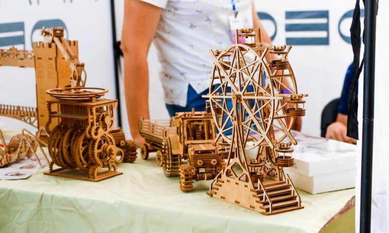 Loisirs créatifs : pourquoi les maquettes en bois reviennent à la mode ?