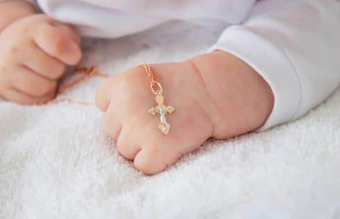 Quelle médaille de baptême offrir pour un cadeau vraiment durable ?