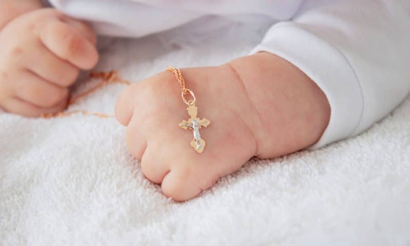 Quelle médaille de baptême offrir pour un cadeau vraiment durable ?