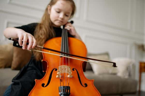 Le violoncelle, une alternative ergonomique au violon pour les musiciens en herbe